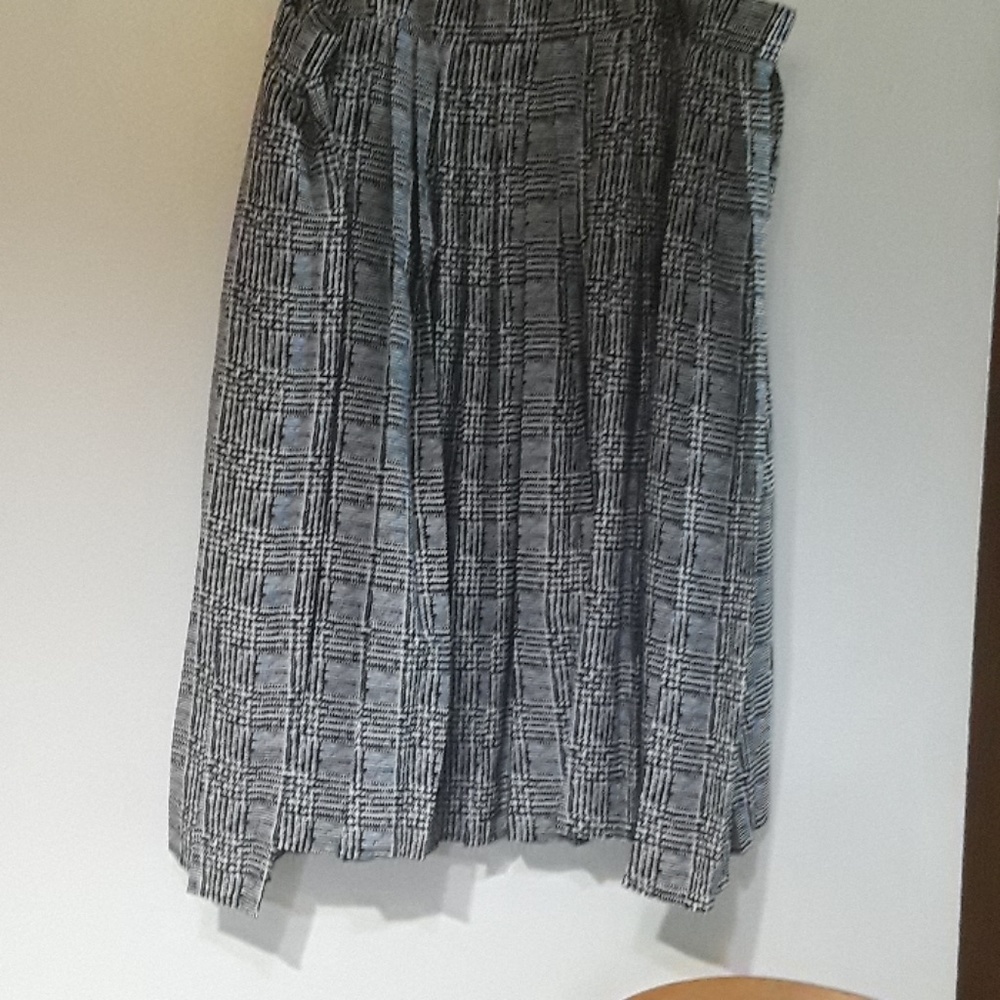 Black and White pleated skirt